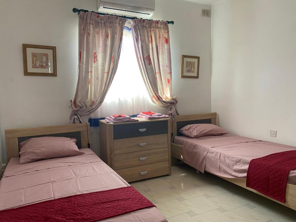 Sea Front Apartment At Mellieha Bay, Malta! Bagian luar foto
